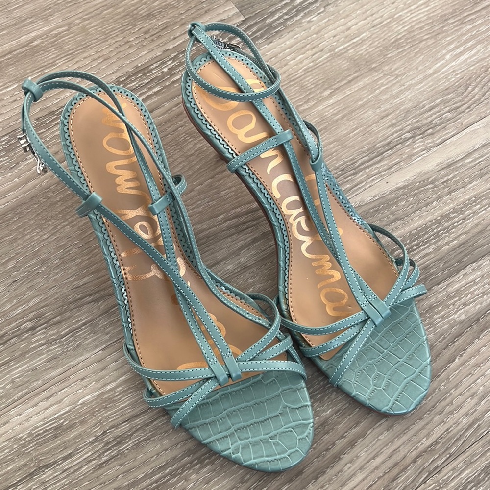 Beautiful croc embossed light blue heels 👠